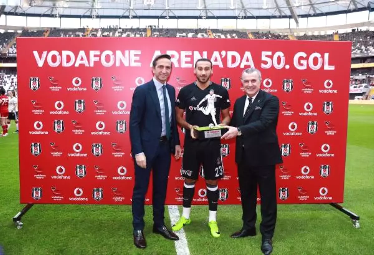 Vodafone Arena\'da 50\'nci Golü Kaydeden Cenk Tosun\'a Ödül Vedildi