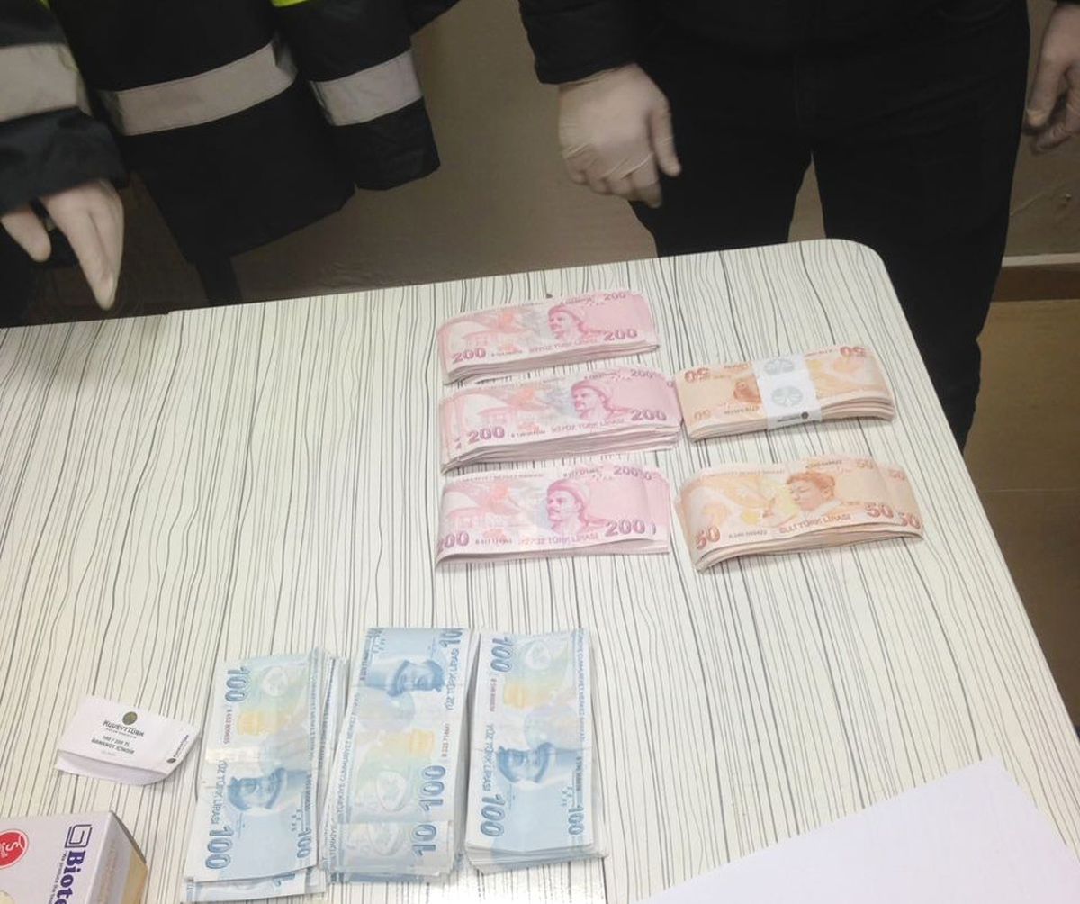 Yol Kenarında Sahte Para Dolu Çanta Bulundu