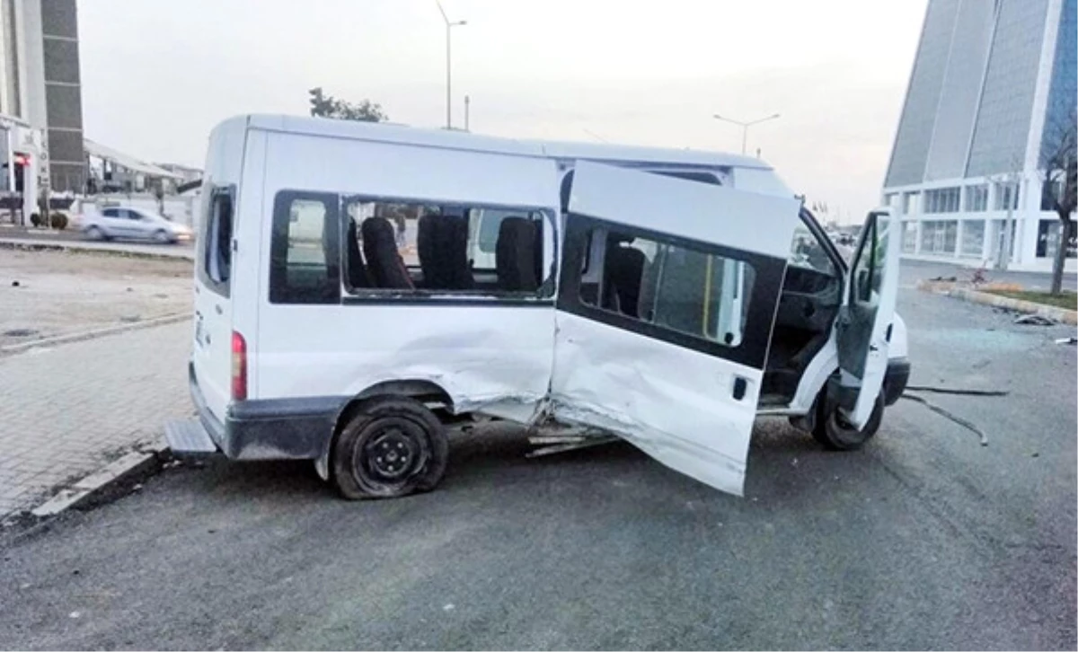 Yolcu Minibüsüyle Otomobil Çarpıştı: 4 Yaralı