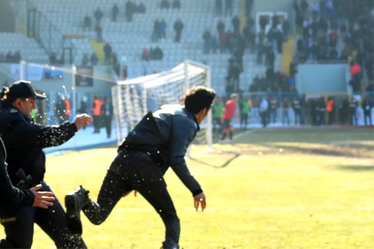 Polis, Futbolculara Saldırmak İsteyen Taraftara Çelme Takarak Düşürdü