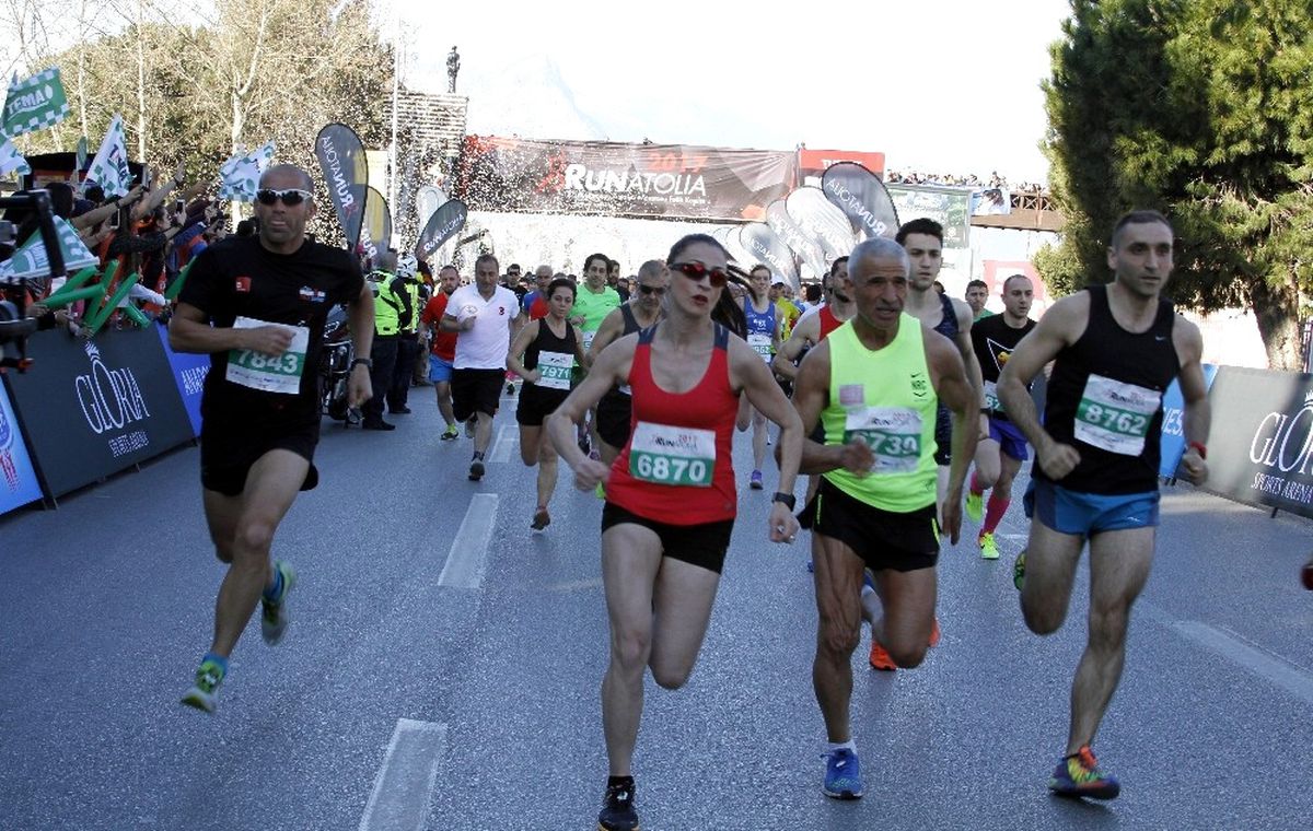 8 Bin Kişi, 12. Runatolia Antalya Maratonu\'nda Ter Döktü