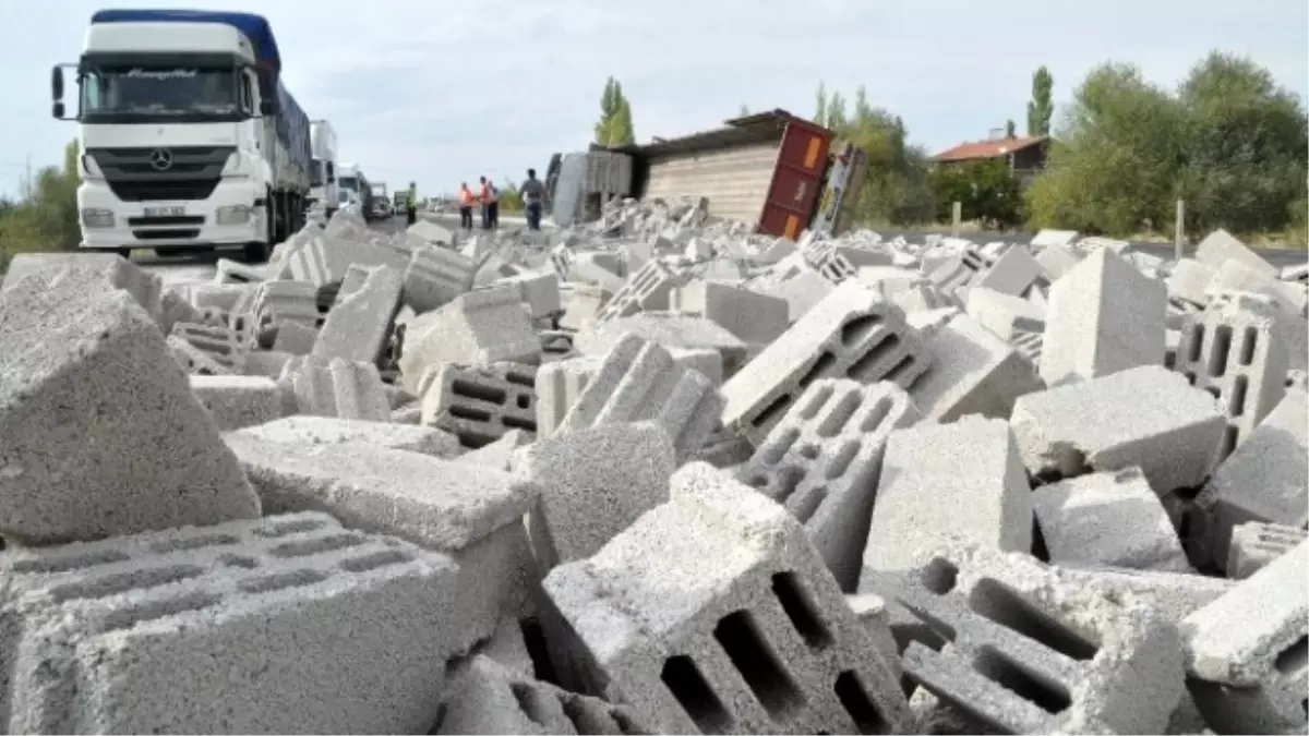 Aksaray\'da Briket Yüklü Tır Devrildi: 1 Yaralı