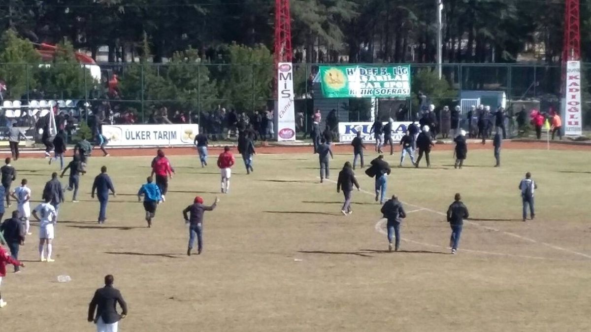 Amatör Küme Maçında Kavga: 1\'i Polis 3 Yaralı