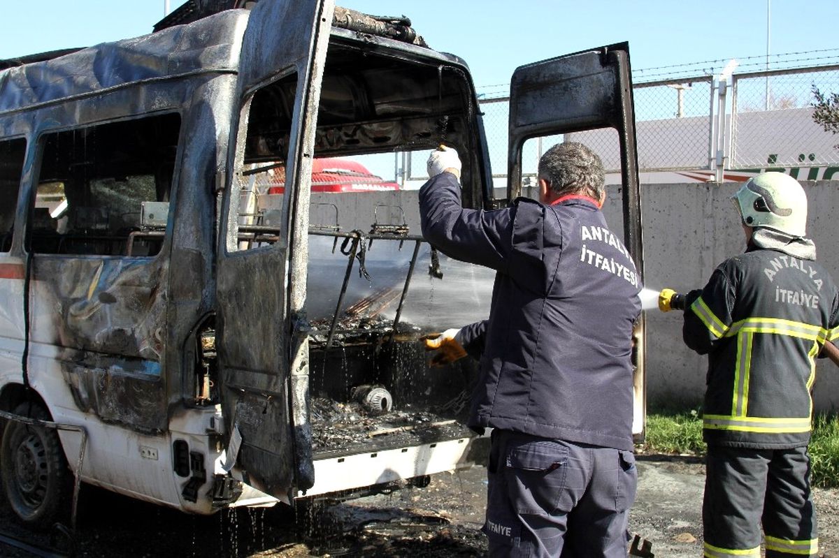 Antalya\'da Midibüs Yangını