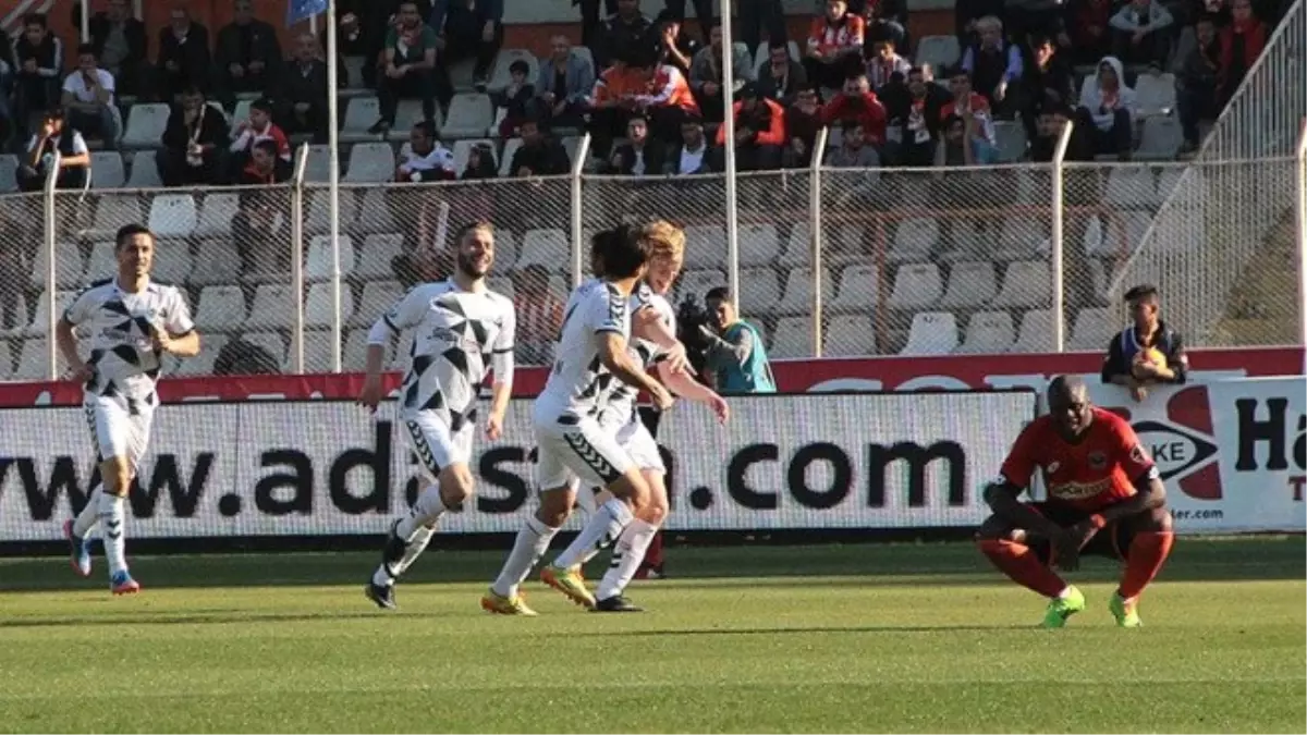 Atiker Konyaspor Taraftarları Adana\'da Olay Çıkarttı 2 Yaralı