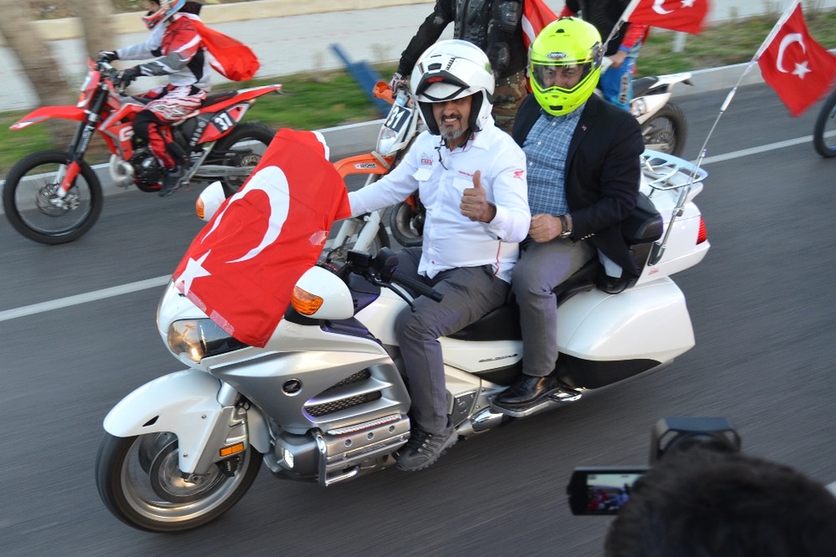 Bakan Çavuşoğlu Ilçe Merkezine Motosikletle Geldi