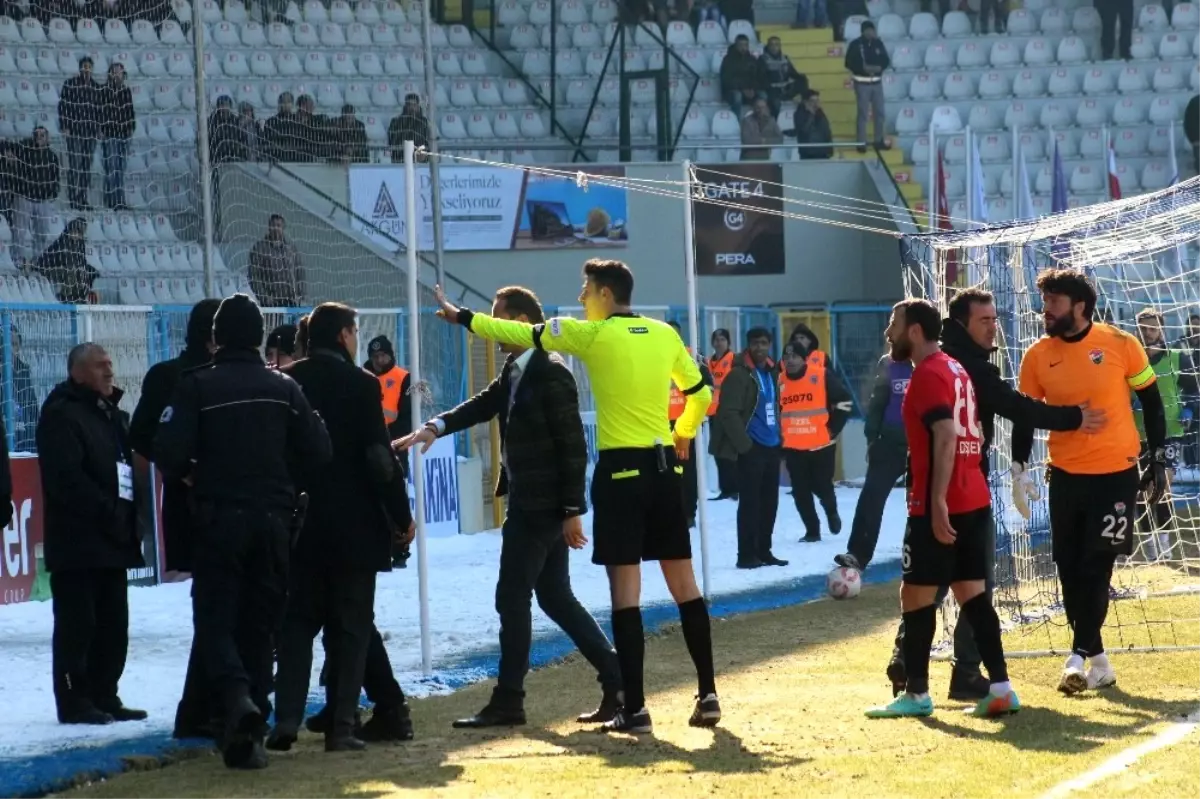 Bb. Erzurumspor - Kocaeli Birlikspor Karşılaşmasında Saha Karıştı