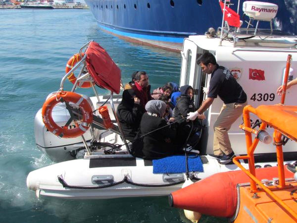 Çeşme\'de İki Ayrı Botta Toplam 130 Mülteci Yakalandı