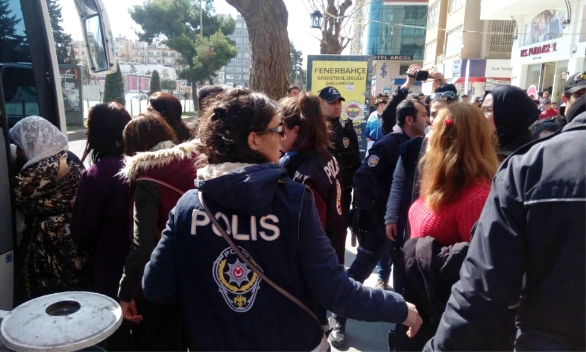 Dilek Öcalan\'ın da Katıldığı Izinsiz Gösteriye Polis Müdahalesi