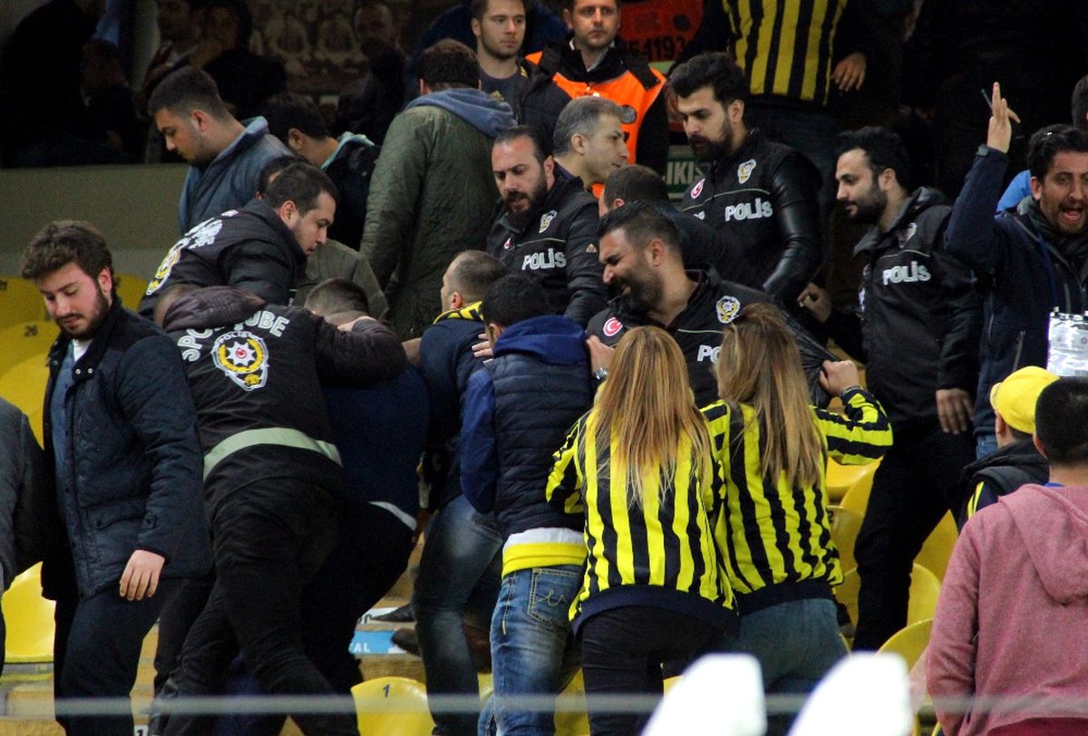 Kadıköy\'de Tribünler Ikiye Bölündü