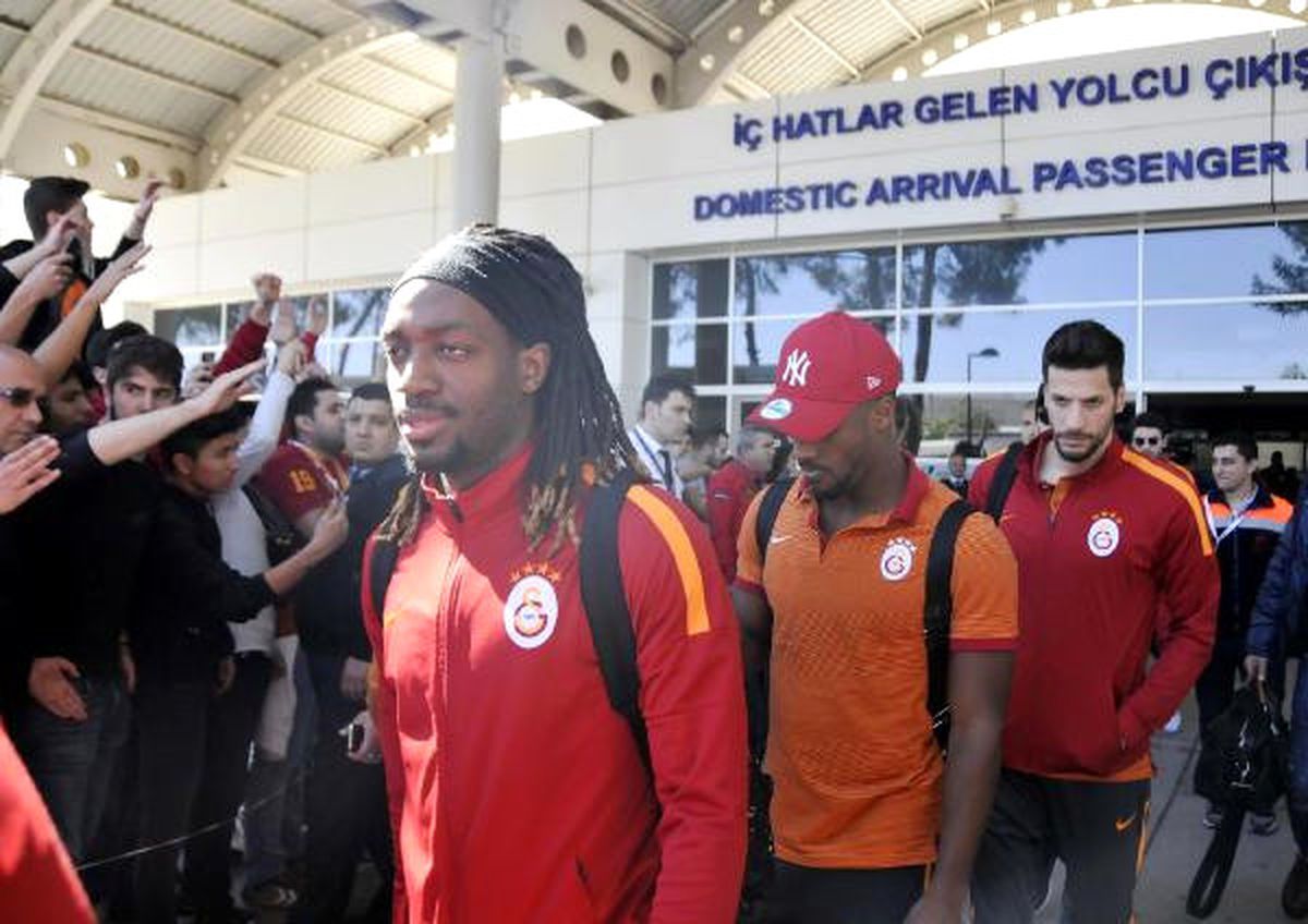 Galatasaray\'a Havalimanında Taraftardan Tepki