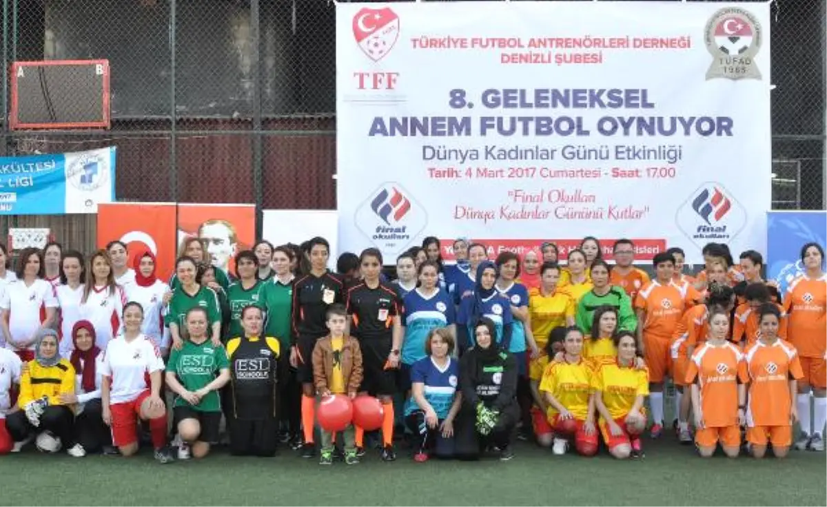 Kadınlar Şiddete Dikkat Çekmek İçin Futbol Oynadı