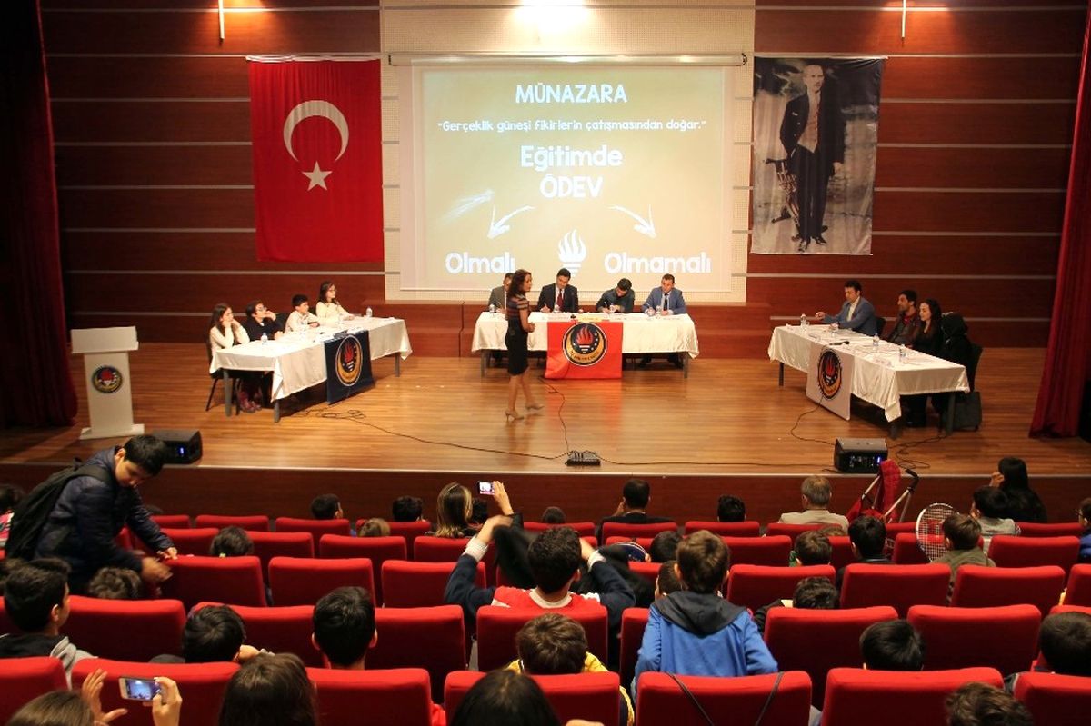 Öğrenciler ile Veliler Ödevi Münazara Etti