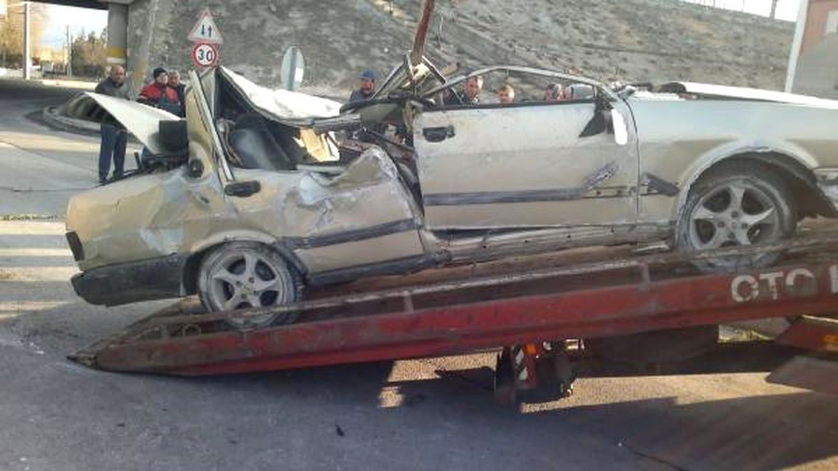 Otomobil, Yol Kenarındaki Ağaca Çarptı: 2 Ölü