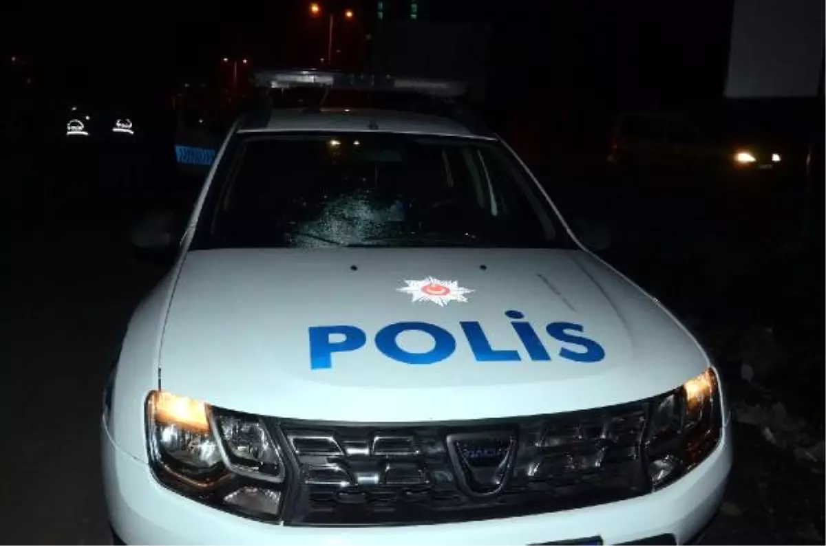 Polis Aracına Taşla Saldıran Genç Gözaltına Alındı