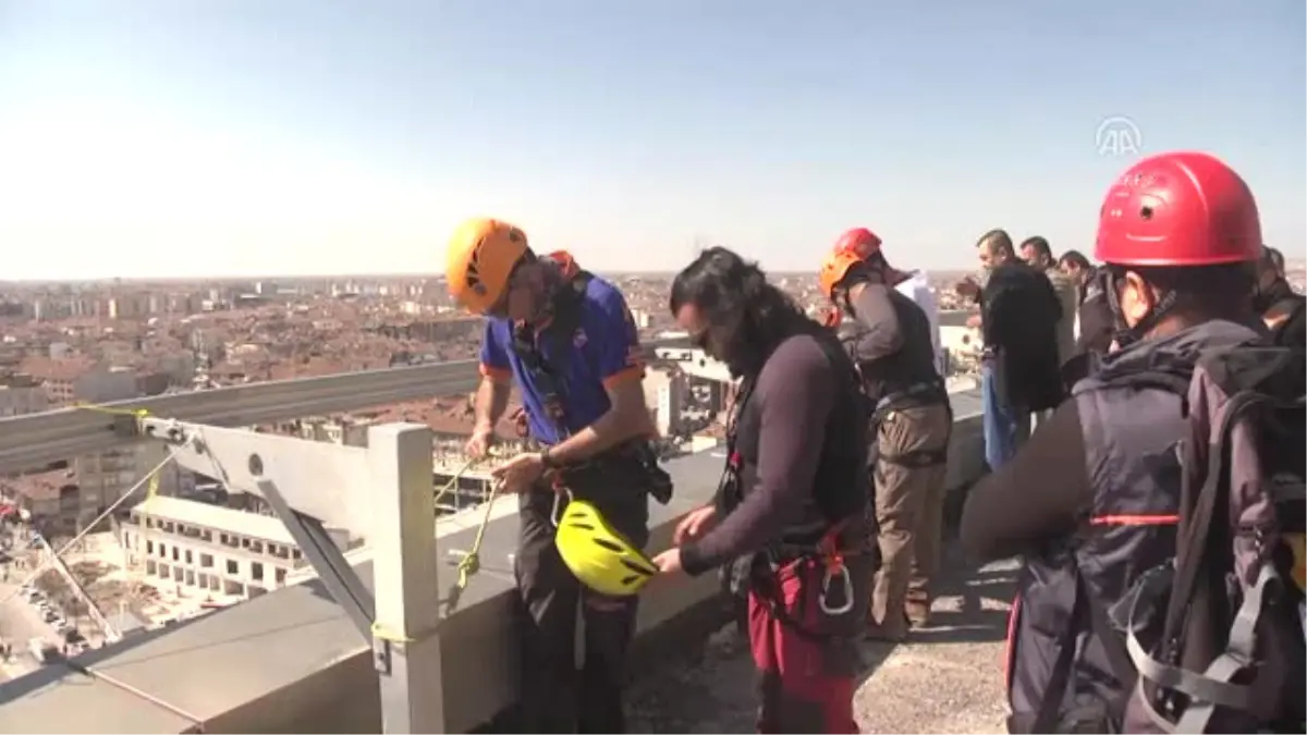 Şehit ve Gaziler Için 50 Metreden Gösteri Inişi