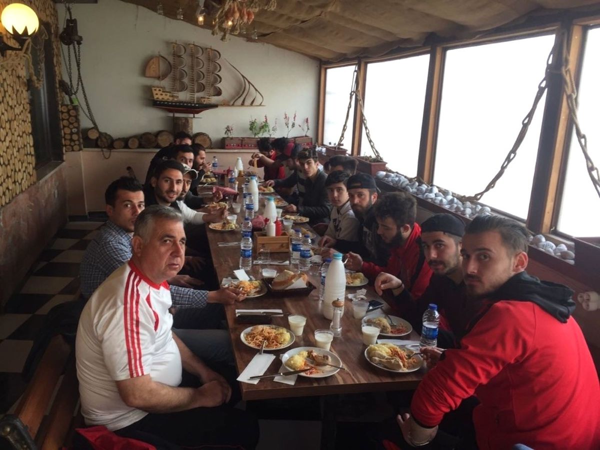 Ak Gençlerden Bileciksporlu Oyunculara Moral Yemeği
