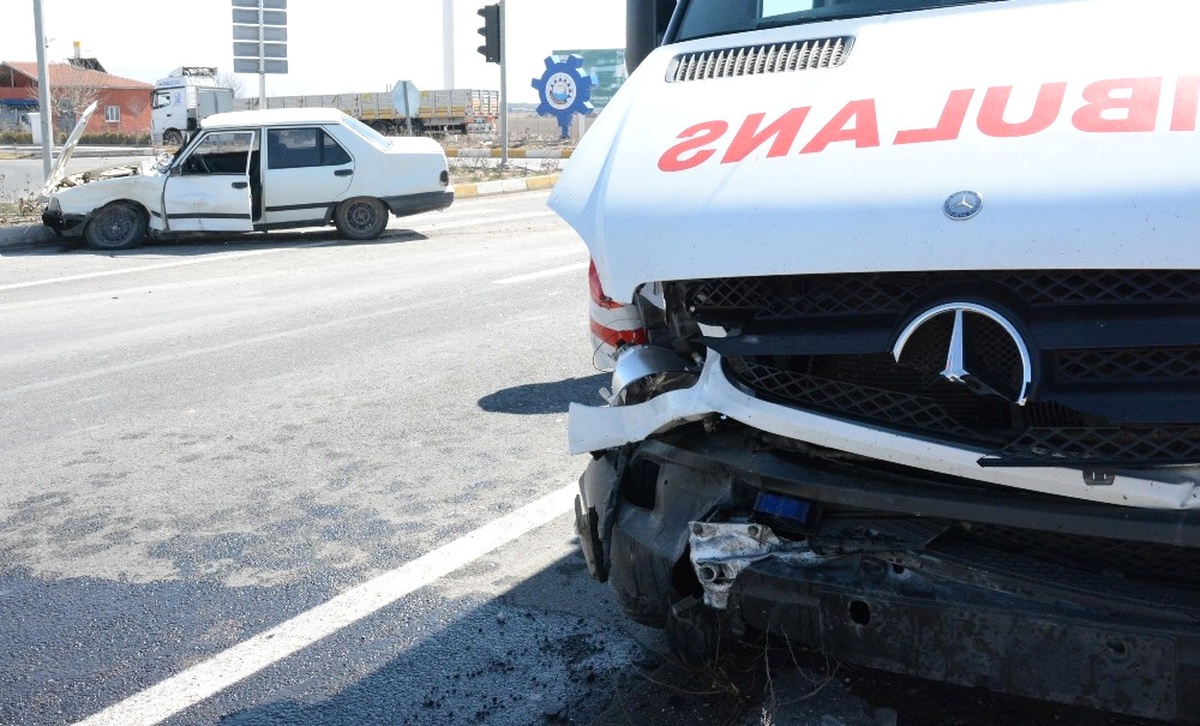 Aksaray\'da Hasta Taşıyan Ambulans Kaza Yaptı: 1 Yaralı