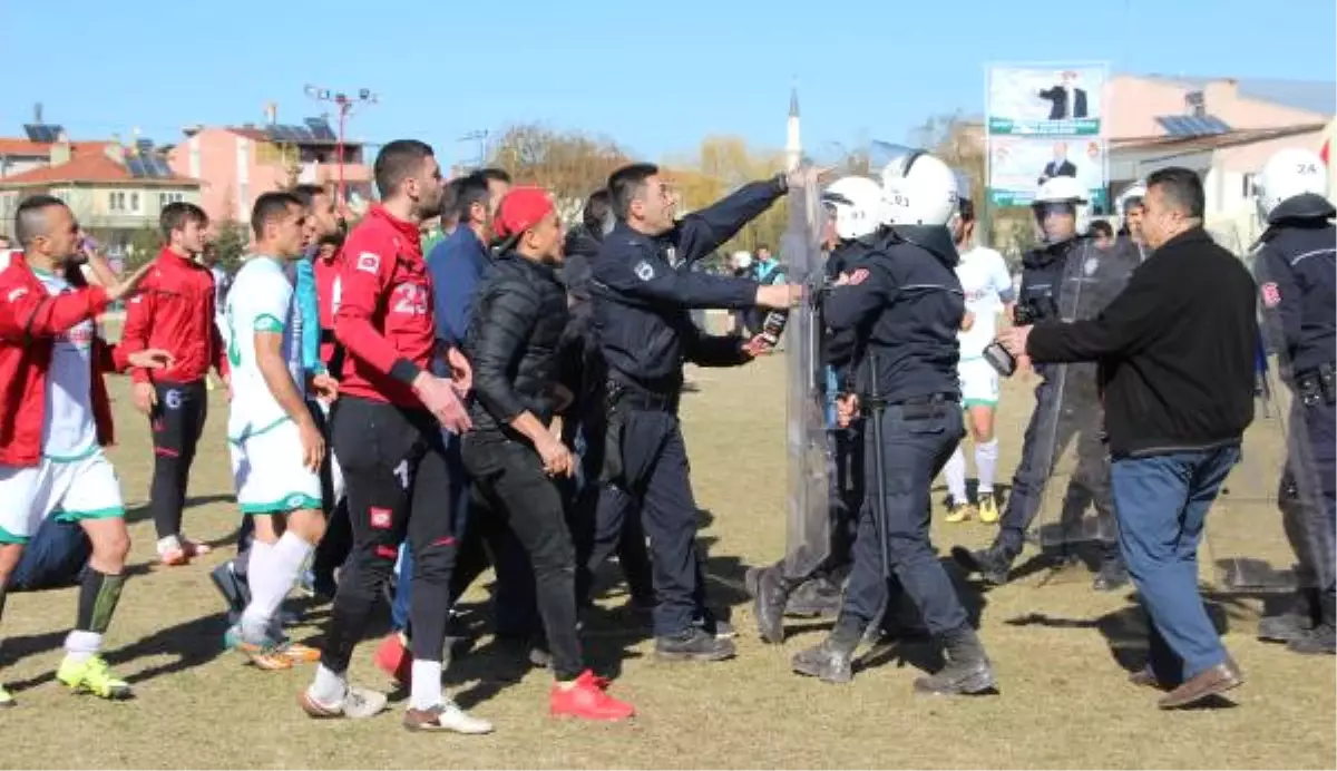 Amatör Maç Sonrası Olay Çıktı: 1\'i Polis 11 Yaralı