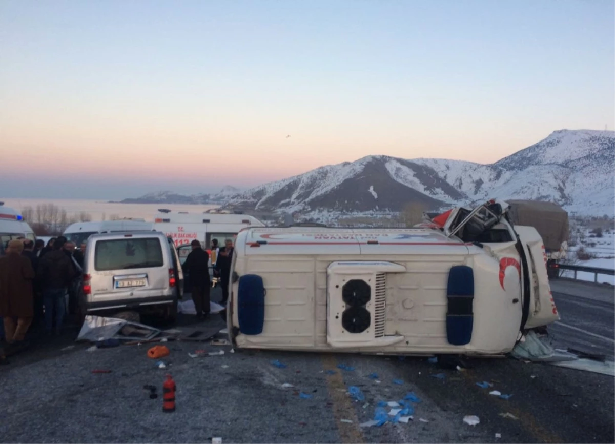 Ambulansla Hafif Ticari Araç Çarpıştı: 4 Ölü, 1 Yaralı