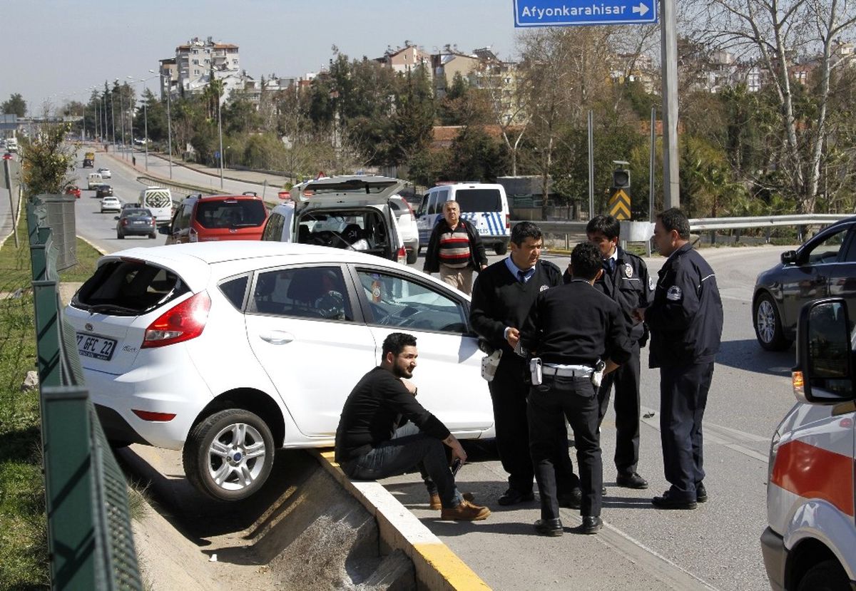 Antalya\'da Trafik Kazası: 1 Yaralı