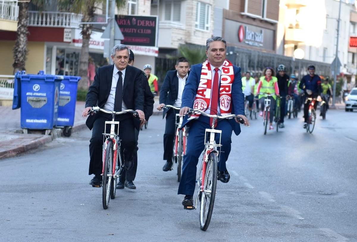 Atatürk\'ün Antalya\'ya Gelişi Anısına Muratpaşa Bisiklete Bindi