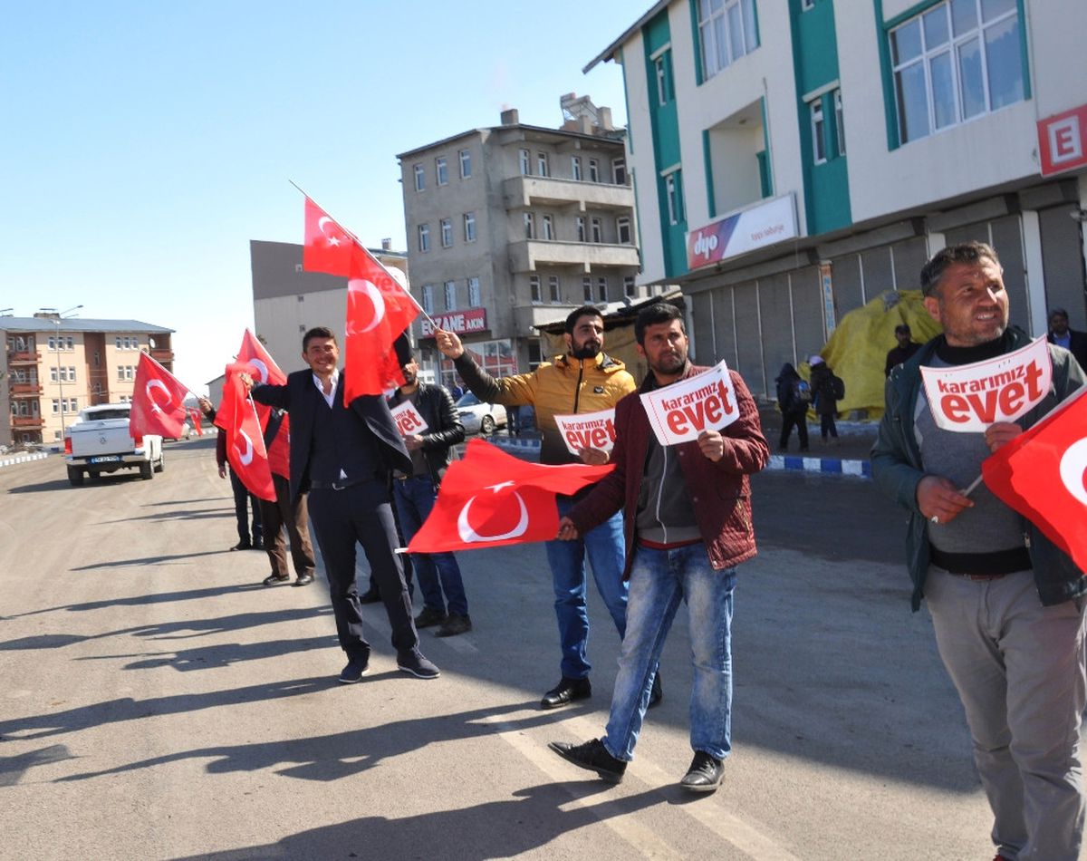 Bakan Arslan Evetlerle Karşılandı