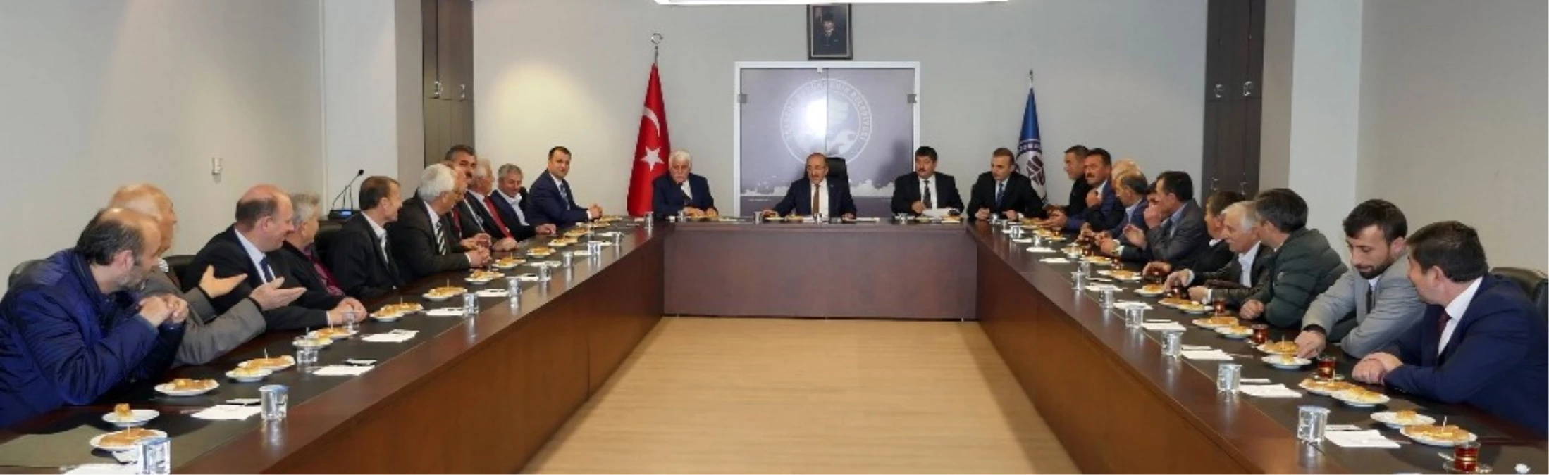 Başkan Gümrükçüoğlu, Yomra Muhtarlarıyla İstişare Toplantısı Gerçekleştirdi