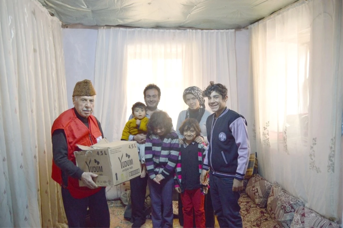 Besni\'de Kızılay Başkanlığı Suriyeli Aileye Gıda Yardımı Yaptı