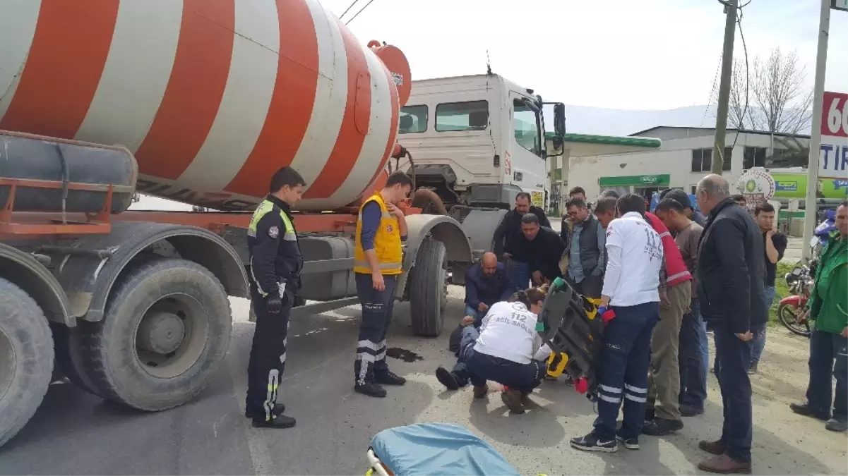 Beton Mikseri ile Çarpışan Motosikletli Ölümden Döndü