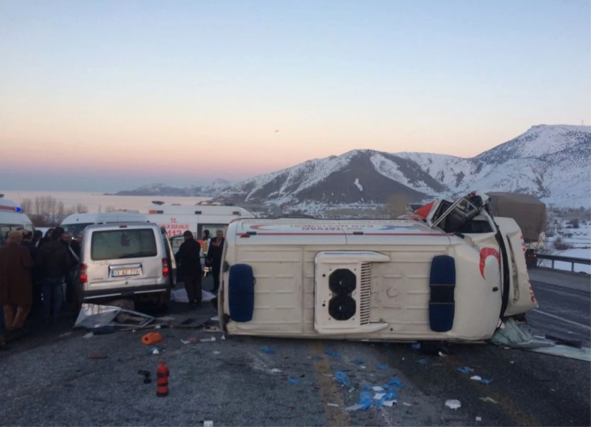 Bitlis\'te Ambulans ile Hafif Ticari Araç Çarpıştı: 4 Ölü, 1 Yaralı