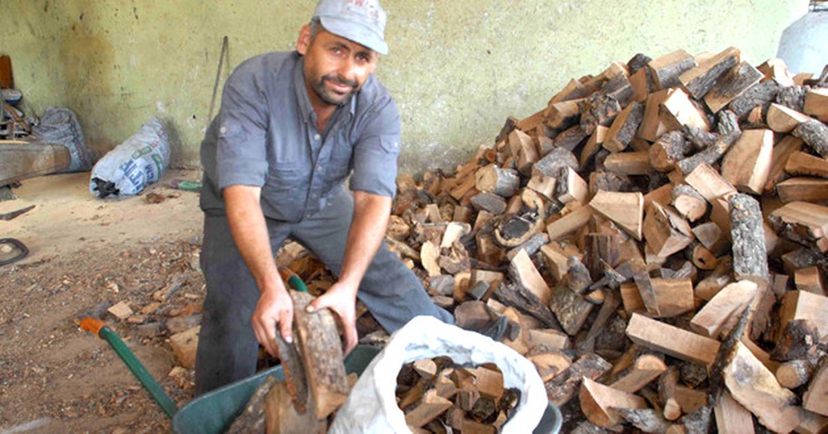 Budanan Dallar İhtiyaç Sahiplerine Yakacak Oldu