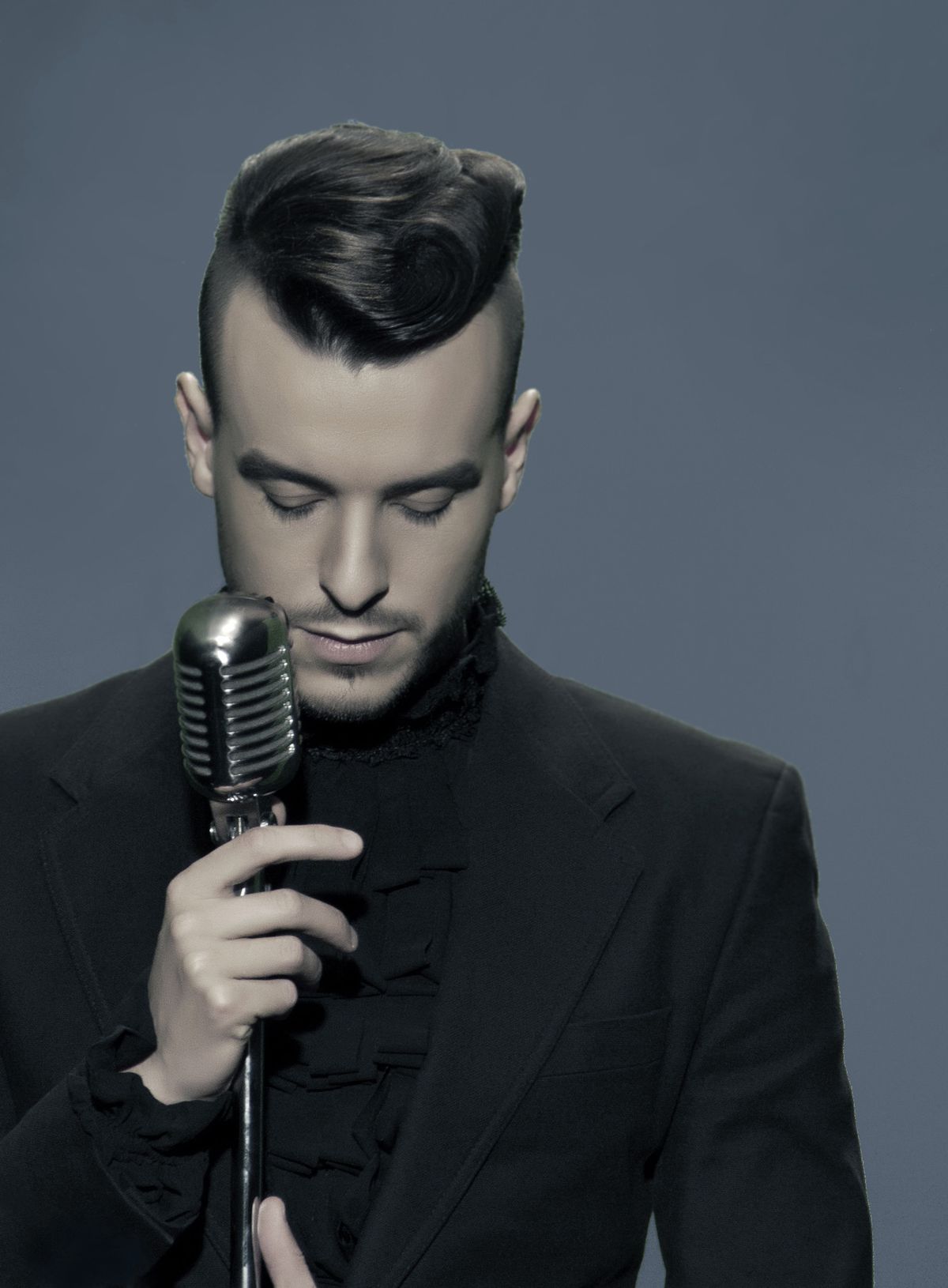 Cem Adrian 9 Mart Trump Cadde konserinde kitap toplayacak