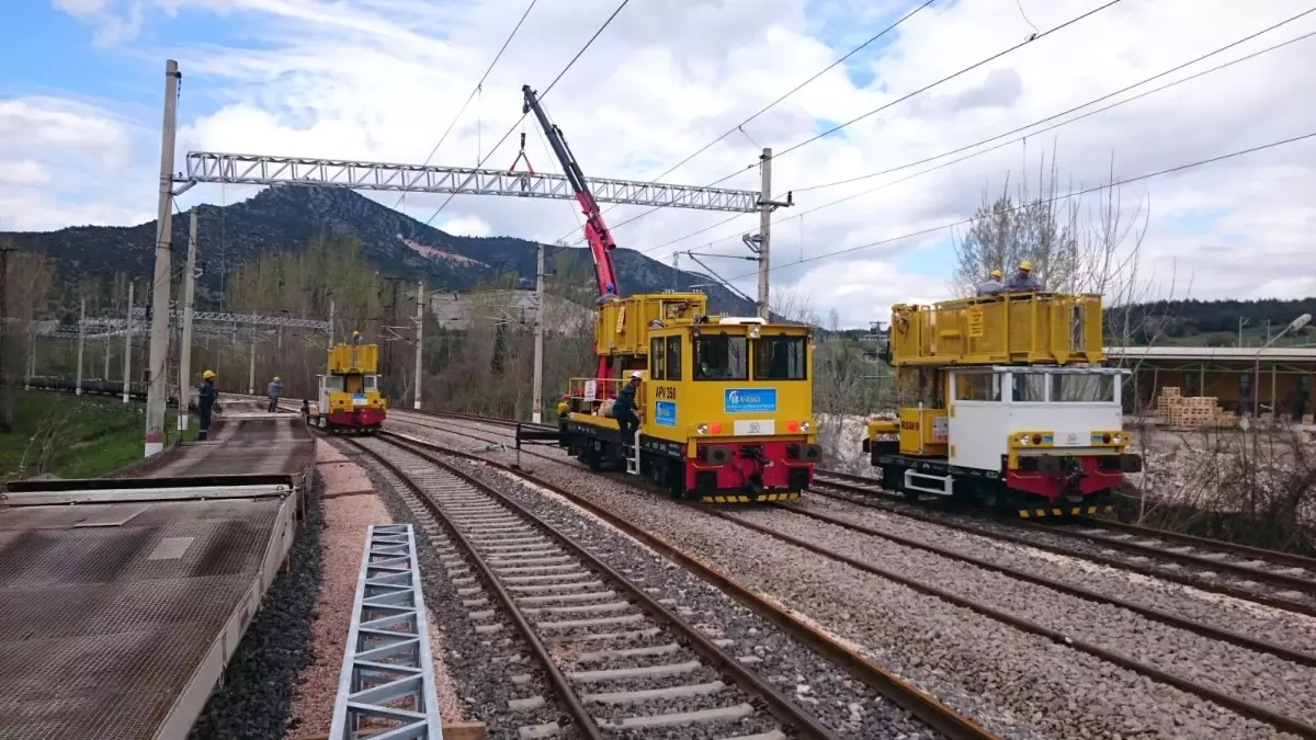 Demiryolu Hattına Yüksek Gerilim Uyarısı