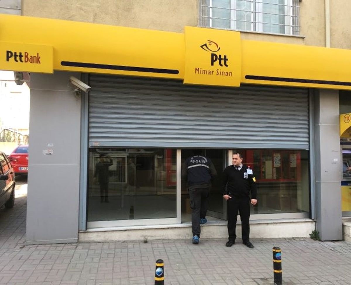 Dha İstanbul - 1\'i Kadın 2 Motosikletli Soyuguncu Büyükçekmece\'de PTT Soydu