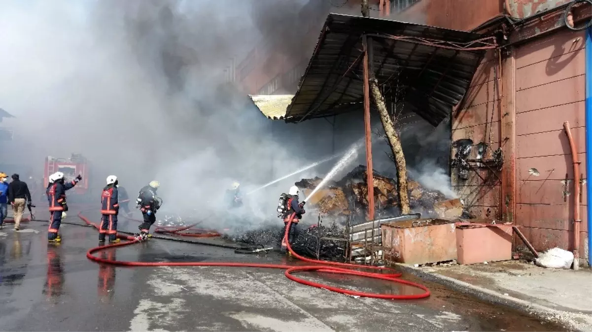 Dha İstanbul- Bisiklet Yedek Parçalarının Bulunduğu Depoda Yangın