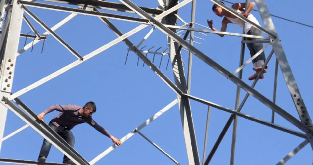 Genç Adam, Yüksek Gerilim Hattında İntihara Kalkışan Arkadaşını Kovaladı