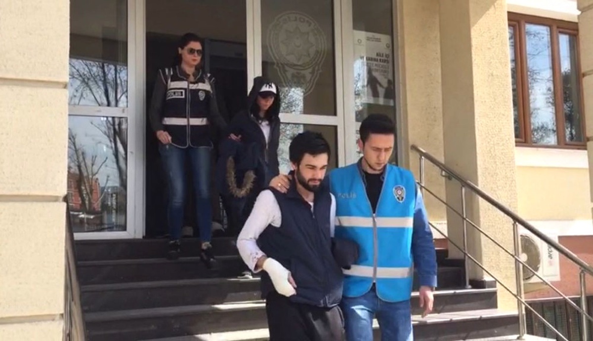 Hırsızlık Suçundan Adliyeye Sevk Edilen Kadın, Gazetecilere Dil Çıkarttı