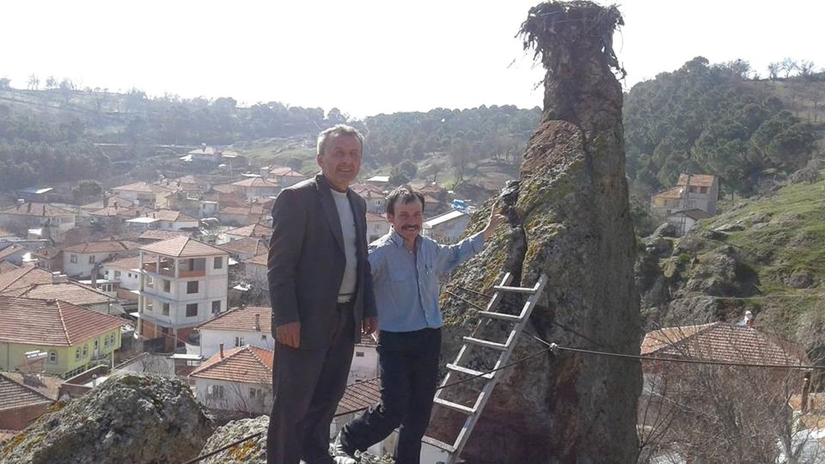 İvrindi\'de Asırlık Leylek Yuvası İmece ile Temizlendi