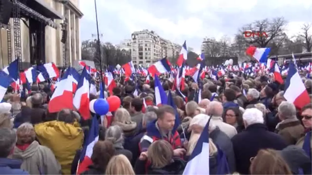 Paris\'te Trocadero Meydan\'ında Cumhurbaşkanı Adayı Fillon\'a Moral