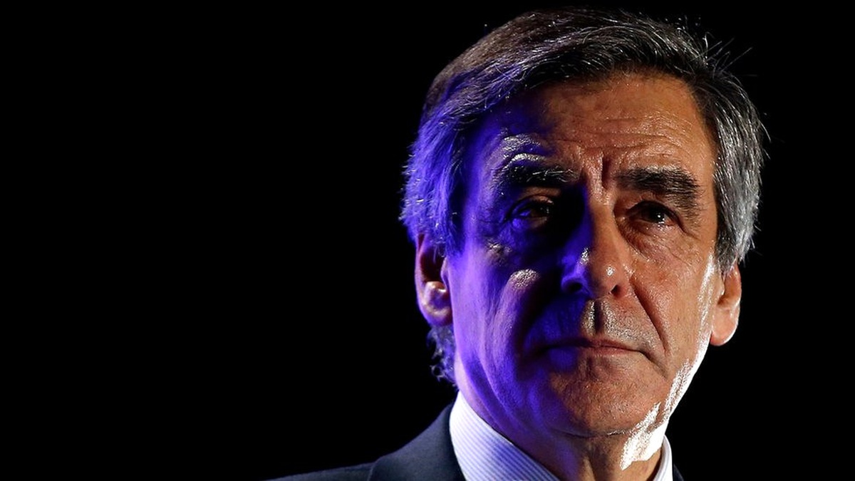 Paris\'te Trocadero Meydan\'ında Cumhurbaşkanı Adayı Fillon\'a Moral
