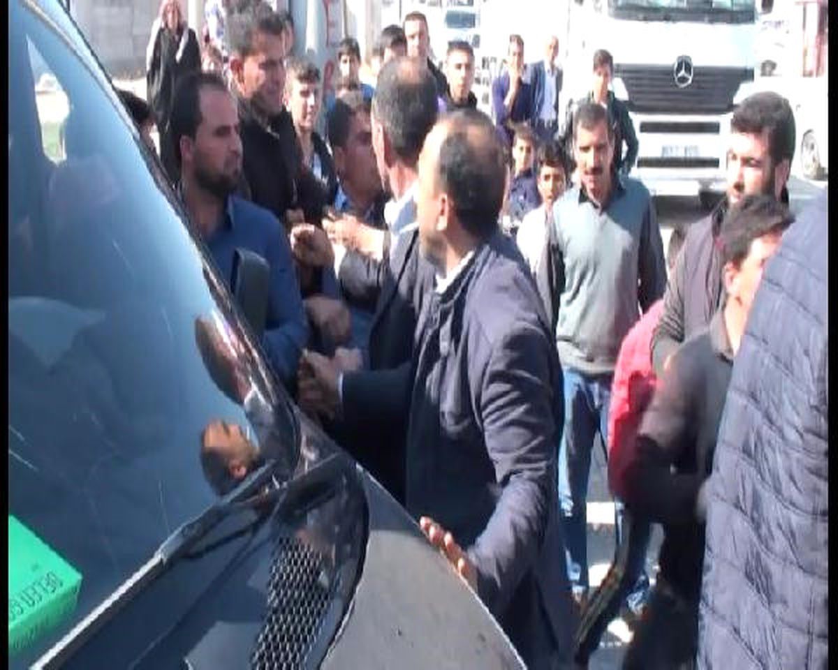 Şanlıurfa\'da Mahalleliden Yol Kapatma Eylemi
