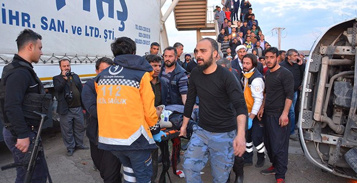 Şanlıurfa\'da Tır ile Yolcu Minibüsü Çarpıştı: 1 Ölü, 14 Yaralı