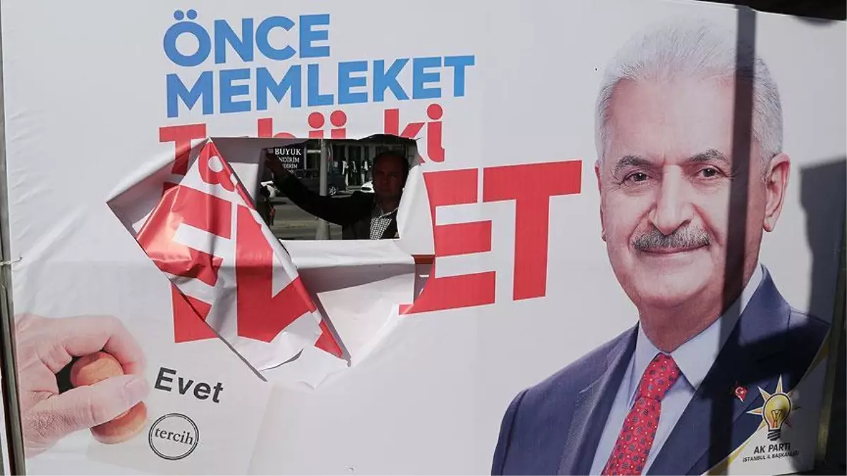 Sarıyer\'de AK Parti\'nin Referandum Çadırı ve Pankartları Parçalandı