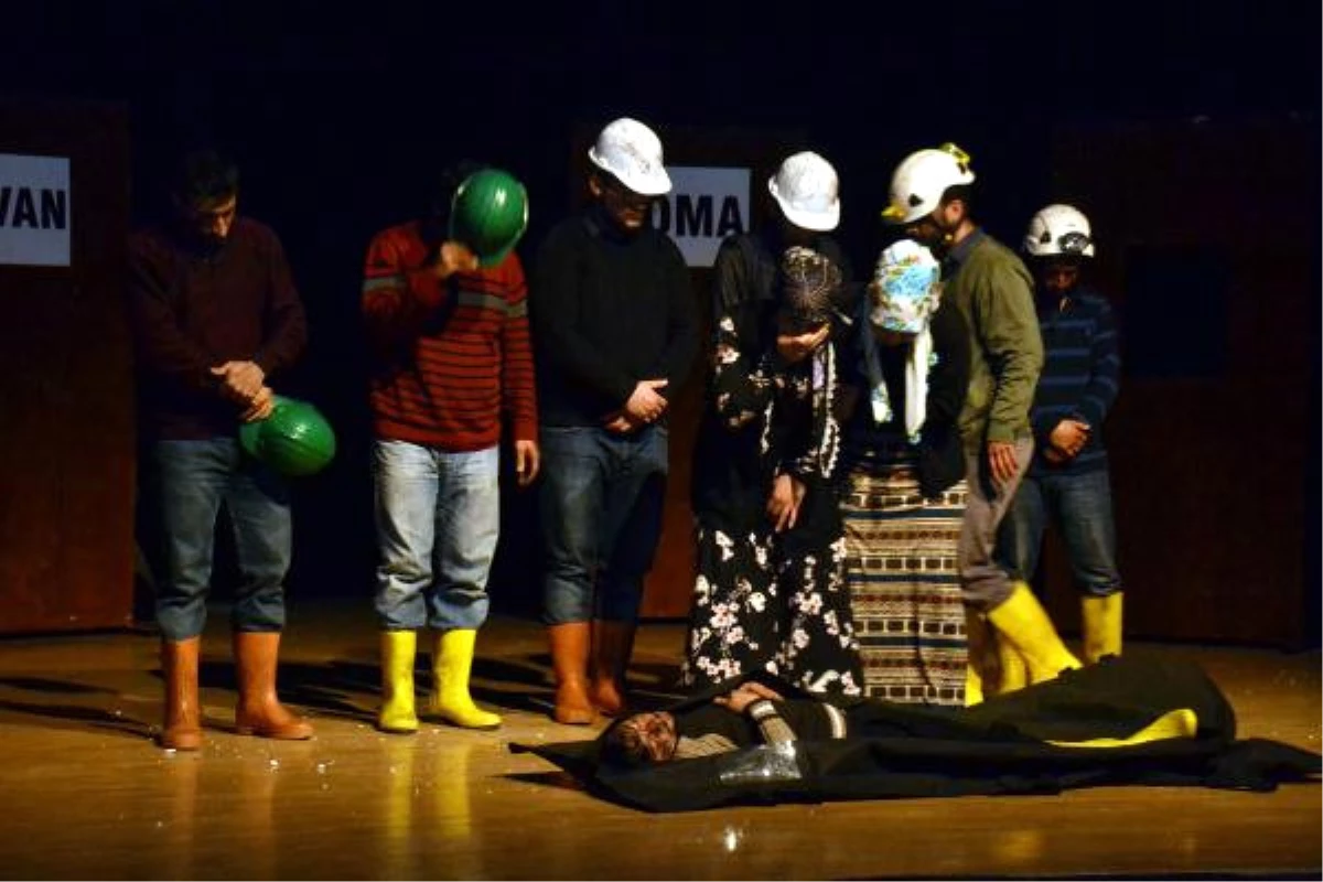 Siirt\'te Üniversiteliler Tiyatro Oyunu ile Maden Kazalarına Dikkat Çekti
