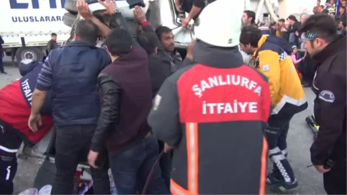 Siverek\'te Tır Yolcu Minibüsüne Çarptı: 1 Ölü, 14 Yaralı