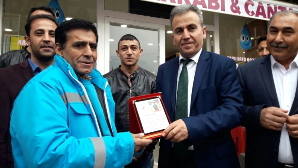 Suruç Esnafı Belediye İşçisini Ödüllendirdi