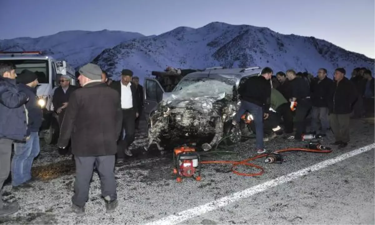 Tatvan\'da Ambulans Hafi Ticari Araçla Çarpıştı: 1\'i Hemşire 4 Ölü, 1 Yaralı