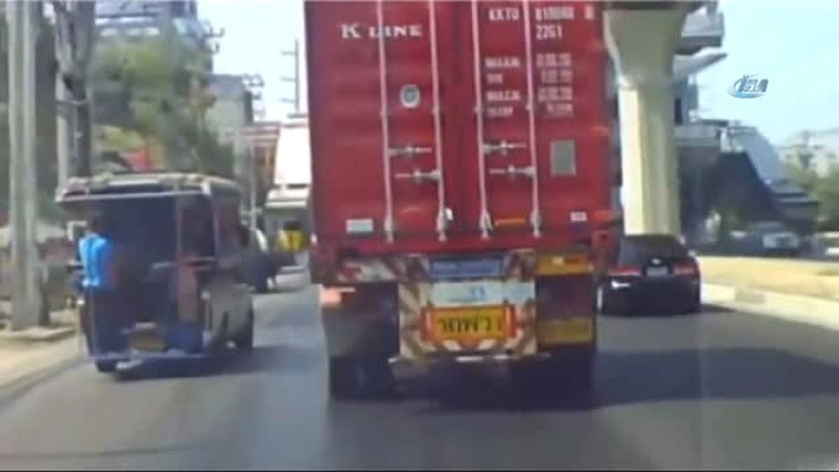 Tırın Altında Kalmaktan Son Anda Kurtuldu