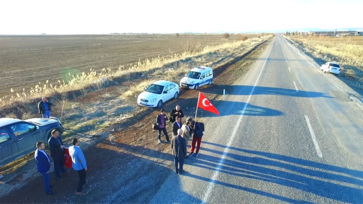 Türk Bayrağıyla Ömer Halisdemir\'in Mezarına Yürüyor